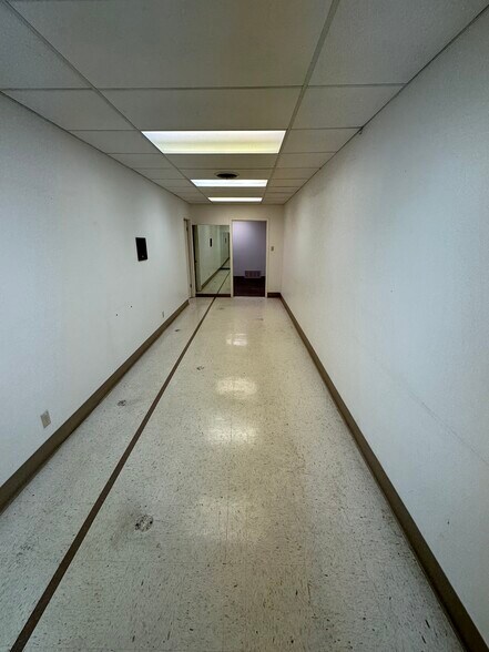 More Photos Of 2504 W Ohio Ave, Midland Flex For Sale