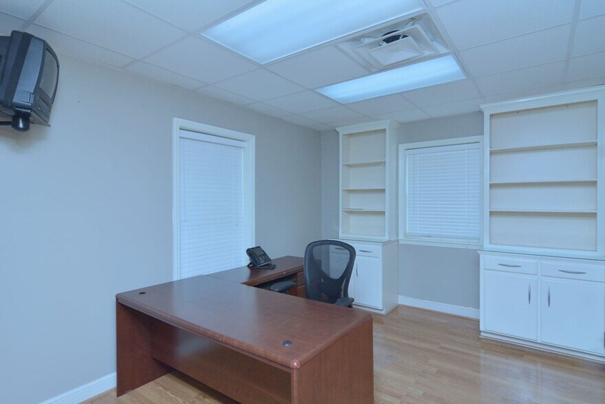 More Photos Of 803 N Jackson St, Albany Office For Lease