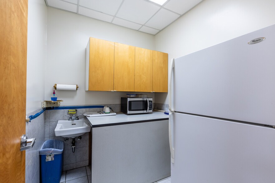 More Photos Of 2945 W Harrison St, Chicago Office For Sale