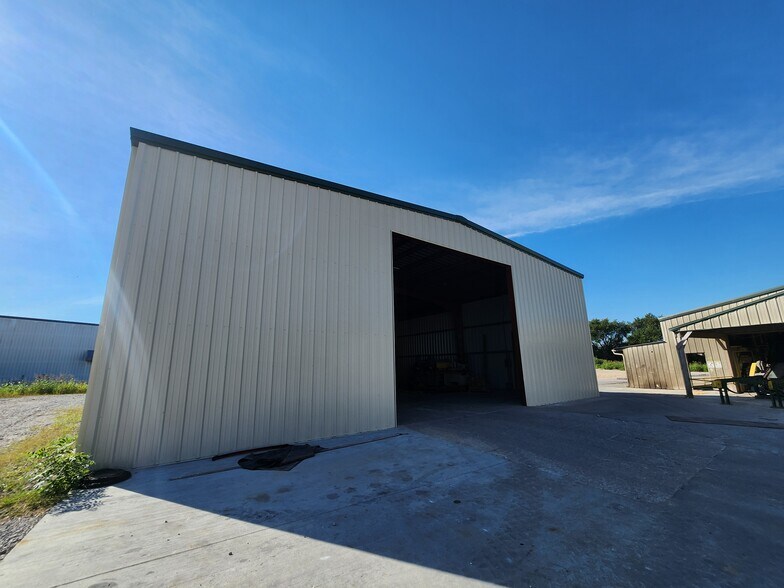 More Photos Of 351 Scottys Way, Bowling Green Service For Lease