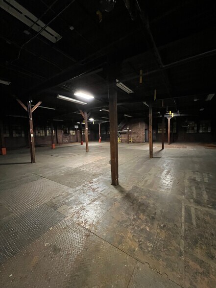 More Photos Of 1251 W Market St, Warren Manufacturing For Sale