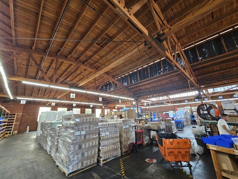 More Photos Of 2417 E 24th St, Los Angeles Warehouse For Lease