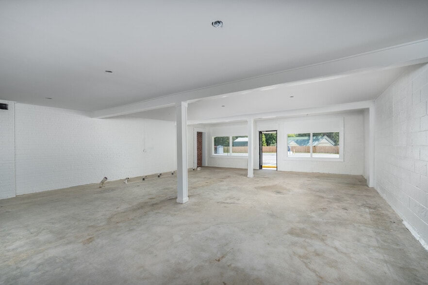 More Photos Of 121 Thompson St, Pittsboro Freestanding For Lease