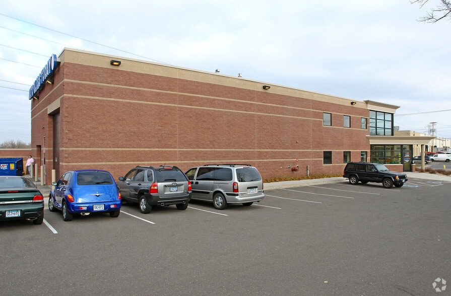 More Photos Of 2597-2599 N Cleveland Ave, Roseville Showroom For Sale
