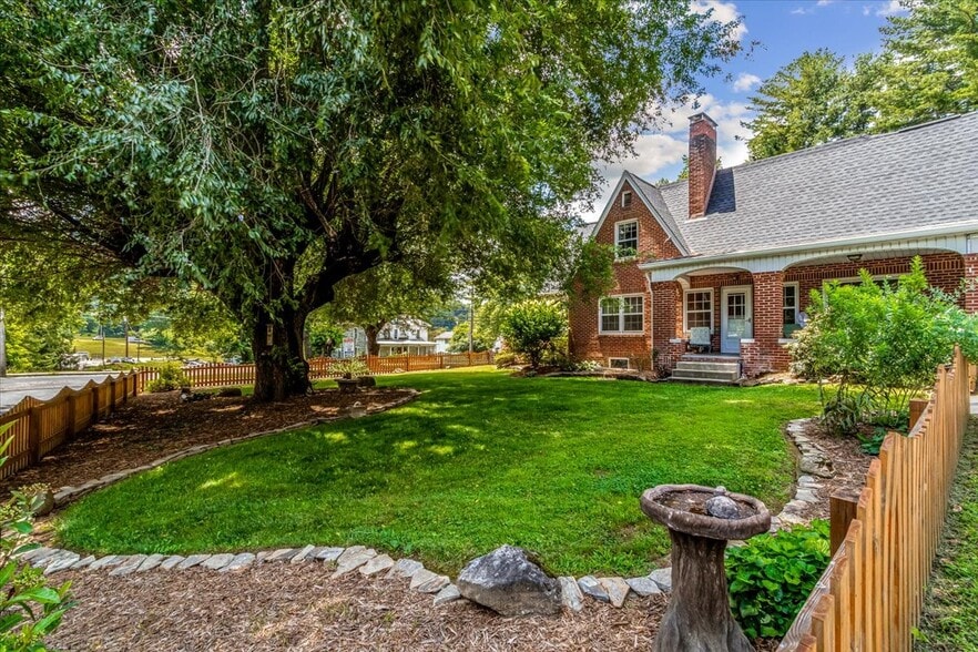 More Photos Of 506 W Main St, Burnsville Freestanding For Sale