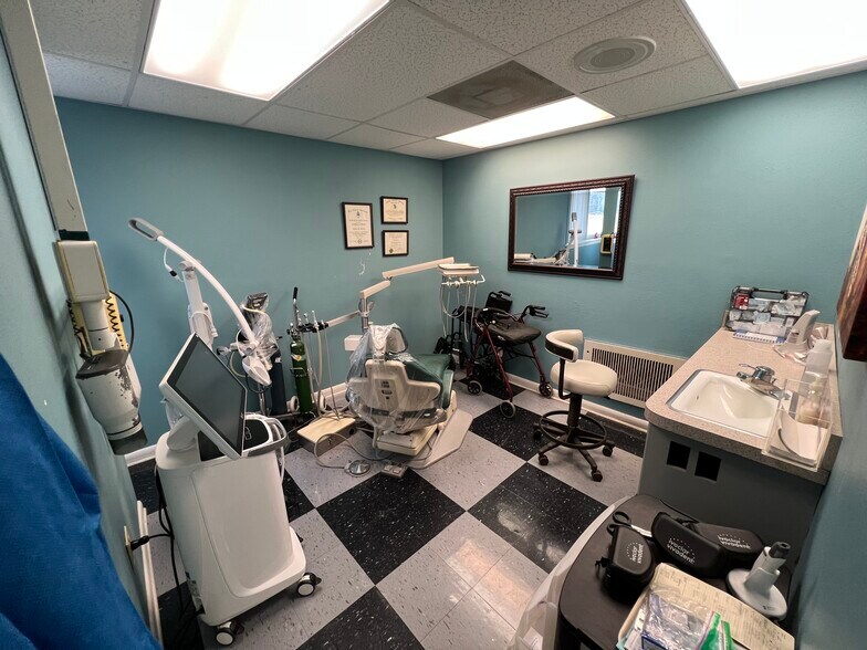 More Photos Of 901 New Warrington Rd, Pensacola Medical For Sale