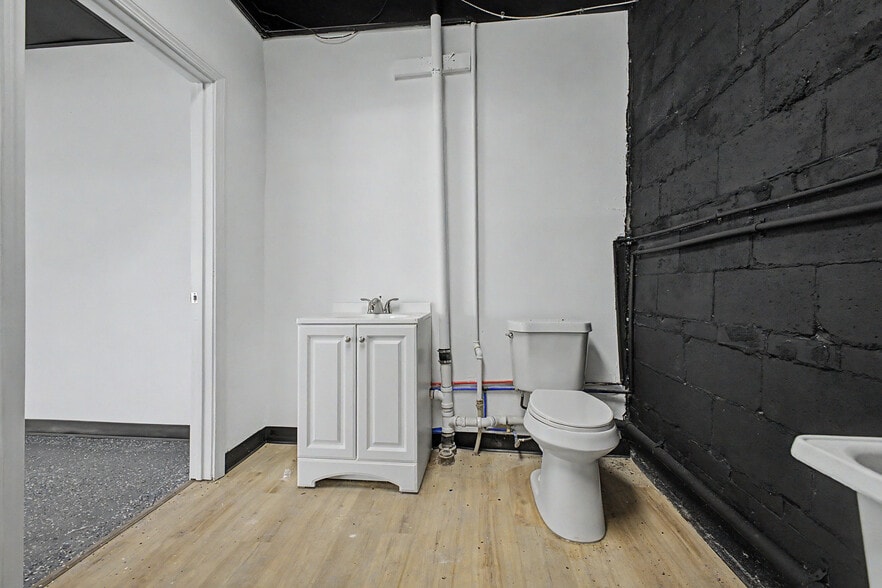 More Photos Of 14222 Fort St, Southgate General Retail For Lease