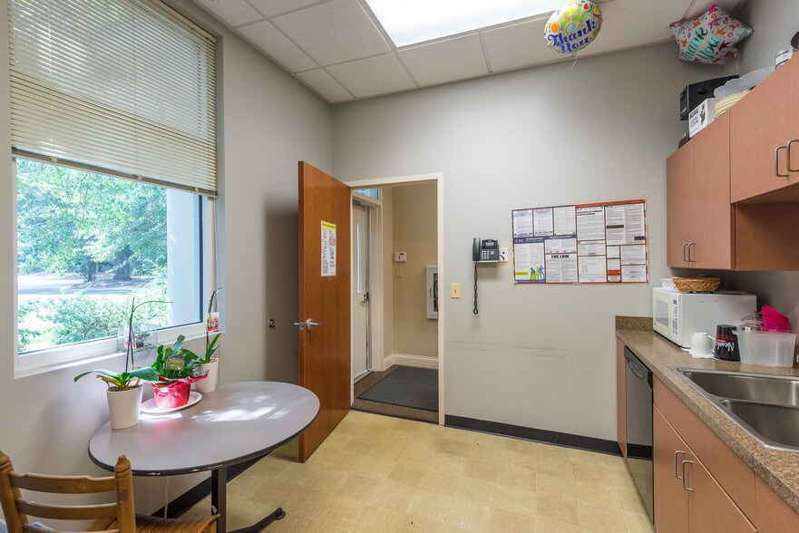 More Photos Of 897 Von Kolnitz Rd, Mount Pleasant Medical For Lease