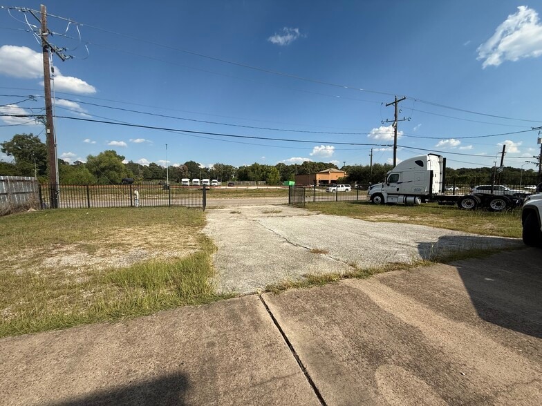 More Photos Of 11611 Homestead Rd, Houston Freestanding For Lease