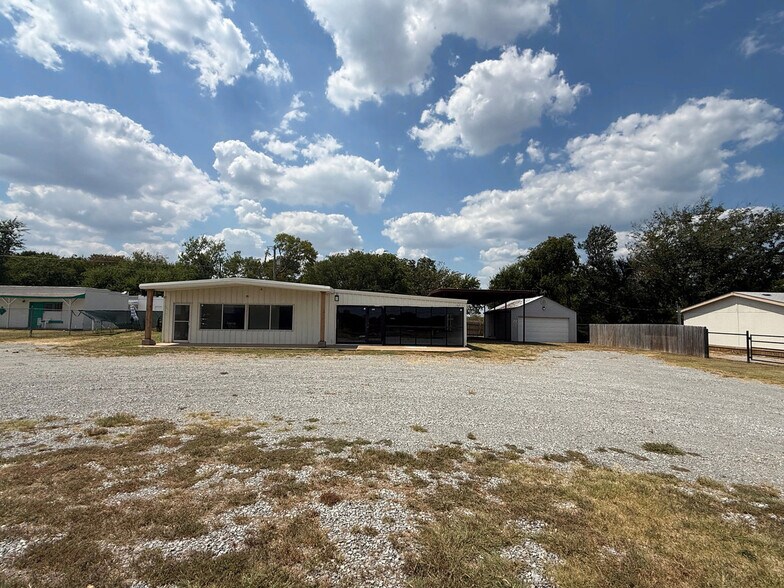 More Photos Of 4737 TX-91, Denison Showroom For Lease