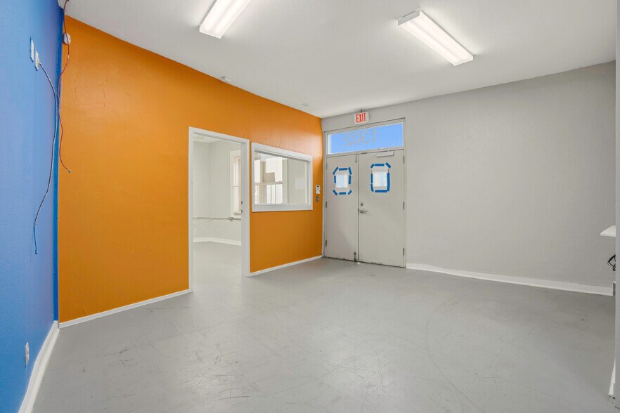 More Photos Of 1302 Camaron St, San Antonio Warehouse For Sale