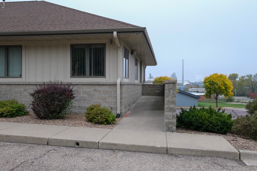 More Photos Of 40 Good Counsel Dr, Mankato Office For Sale