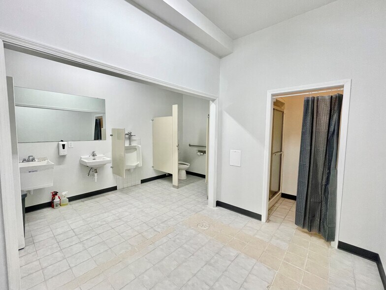More Photos Of 630 W Lincoln Hwy, Merrillville Showroom For Lease