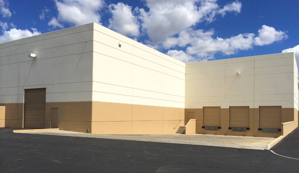 More Photos Of 14300-14320 Arminta St, Panorama City Manufacturing For Lease