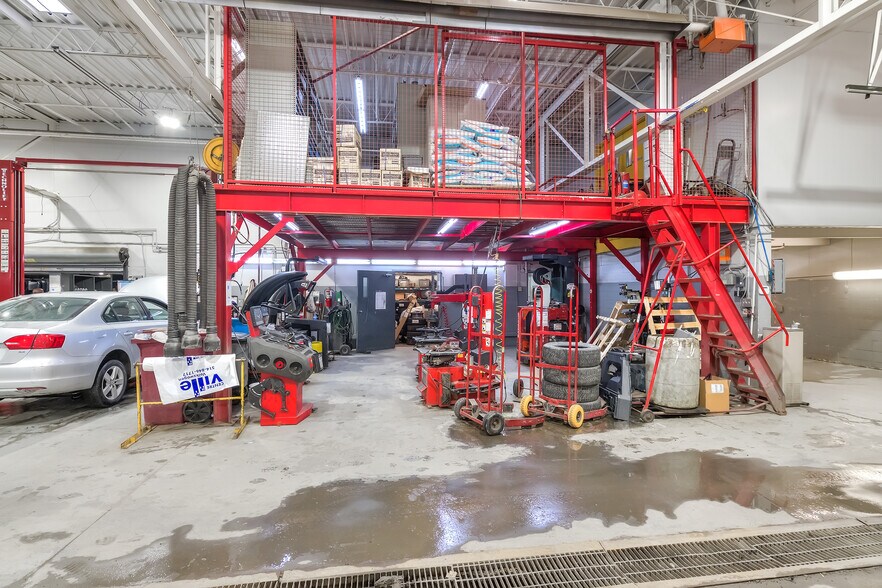 More Photos Of 280 Rue Young, Montréal Auto Repair For Lease