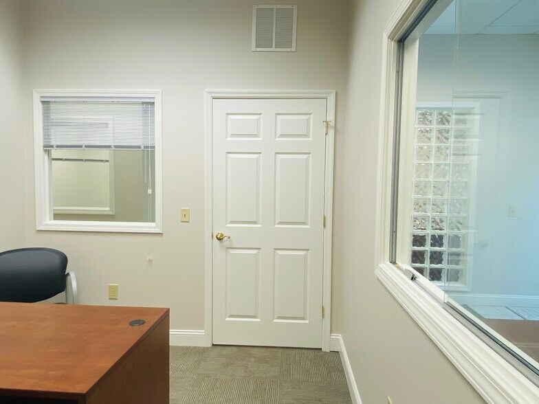 More Photos Of 12276 San Jose Blvd, Jacksonville Coworking Space