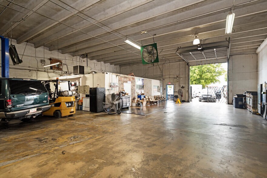 More Photos Of 8230-8232 NW 56th St, Miami Warehouse For Sale