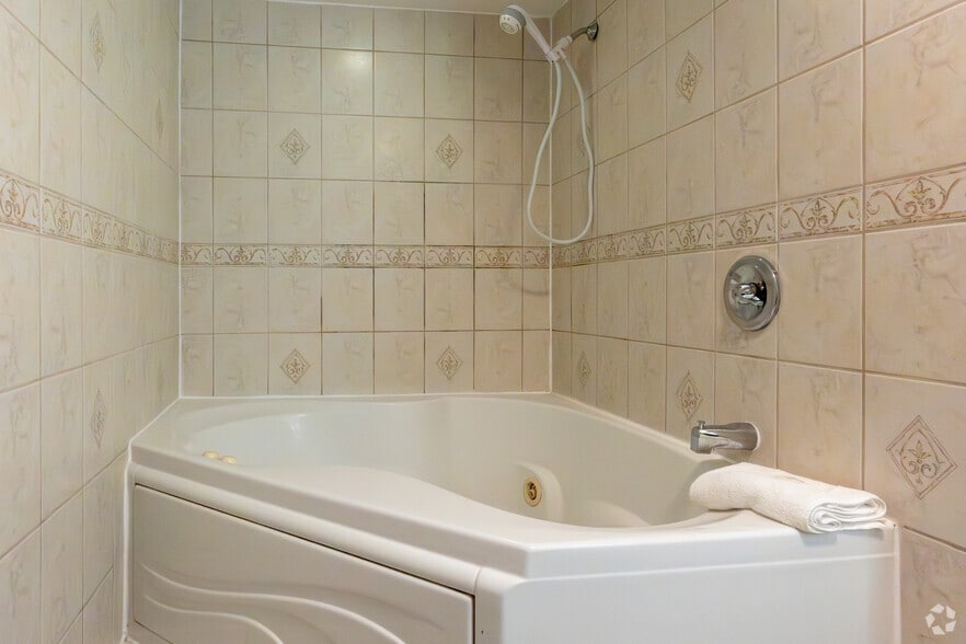 More Photos Of 3185 S Dirksen Pkwy, Springfield Hotel For Sale