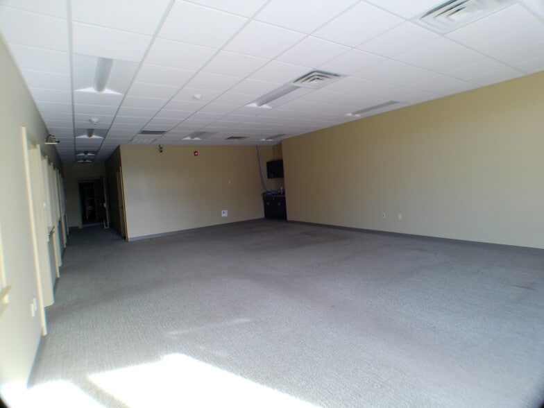 More Photos Of 3887 N Crossover Rd, Fayetteville Office For Lease