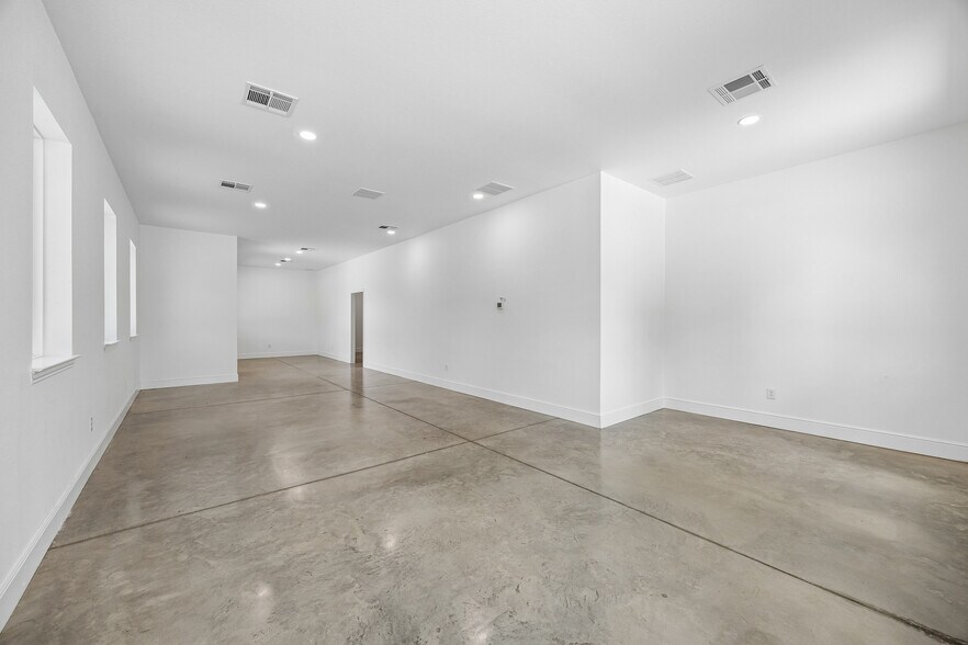 More Photos Of 908 Cresthaven Dr, Euless Showroom For Lease