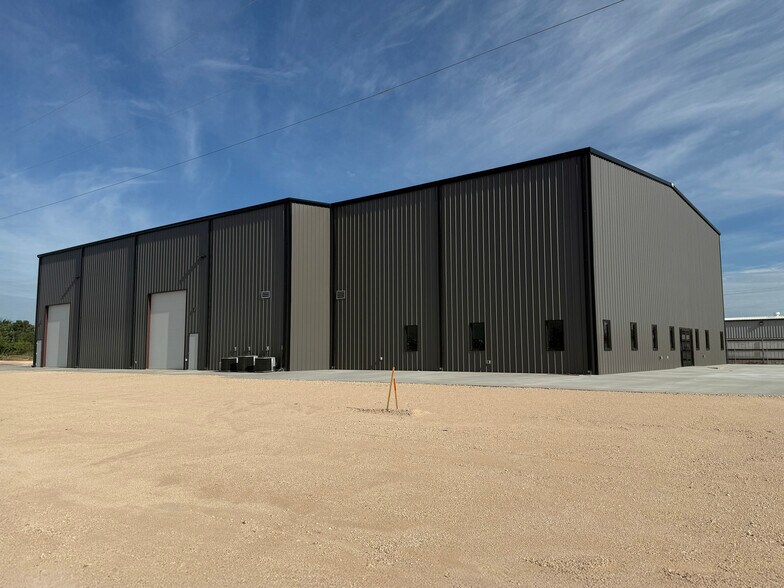 More Photos Of 1602 S Midkiff Rd, Midland Warehouse For Lease