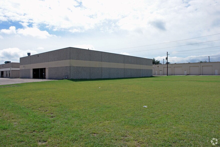 More Photos Of 2014-2018 Silver St, Garland Light Manufacturing For Sale