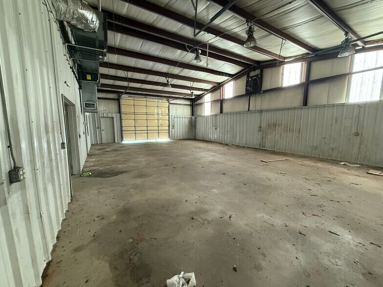 More Photos Of 811 E Industry Rd, Henryetta Warehouse For Sale
