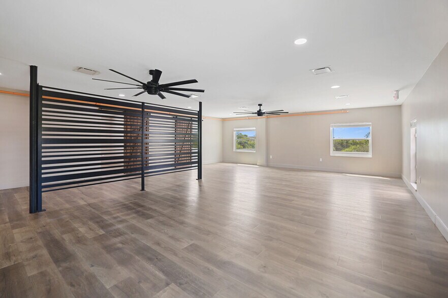 More Photos Of 10830 Navajo Dr, Saint Petersburg Showroom For Sale
