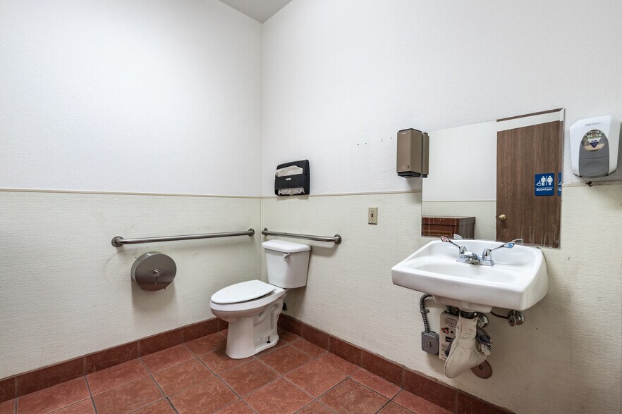 More Photos Of 2615 Branson Ave, North Las Vegas Distribution For Lease