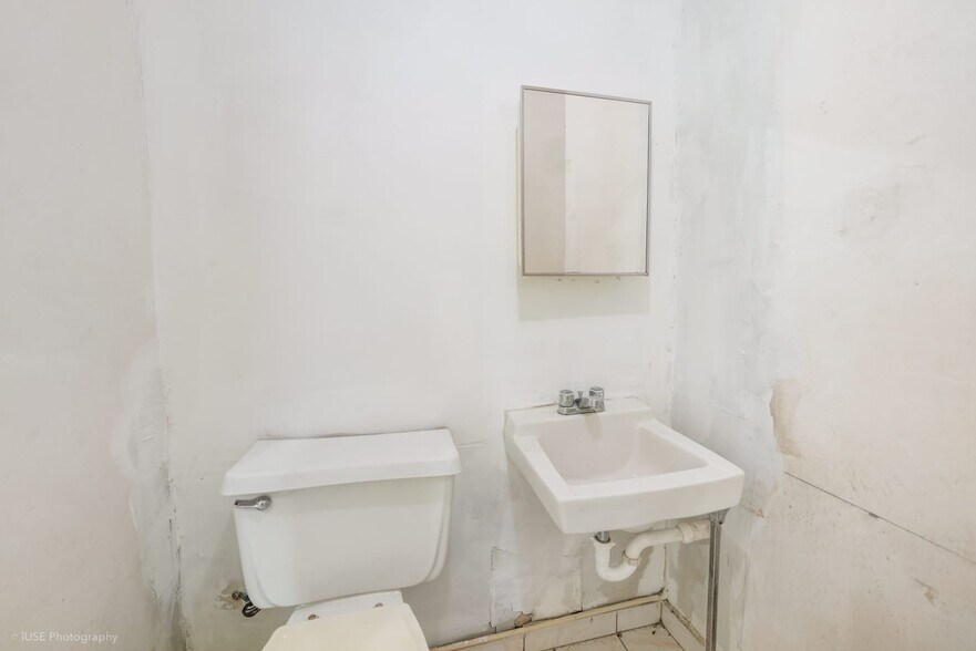 More Photos Of 1651 W 37th St, Hialeah Warehouse For Sale