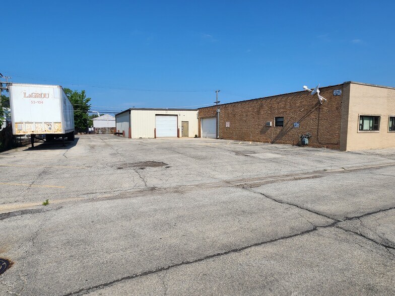 More Photos Of 2708-2714 S 9th Ave, Broadview Manufacturing For Sale