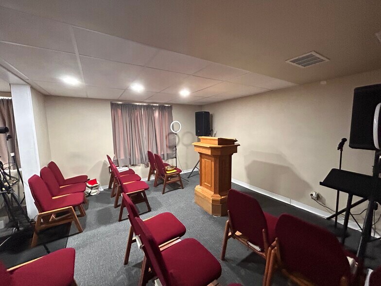 More Photos Of 4997 Glenway Ave, Cincinnati Office For Sale