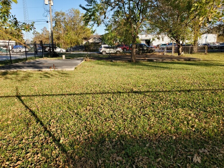 More Photos Of 410 W Canino Rd, Houston Manufacturing For Sale
