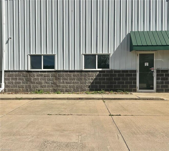 More Photos Of 33549 E Royalton Rd, Columbia Station Light Manufacturing For Sale