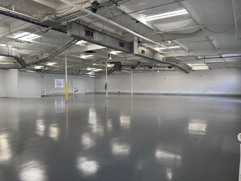 More Photos Of 801 N Lake St, Burbank Warehouse For Lease