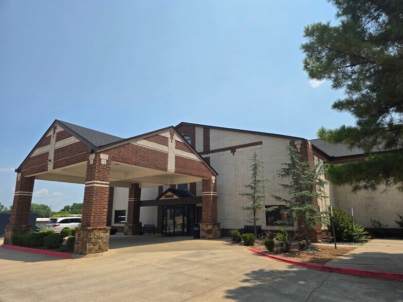 More Photos Of 2700 E 2nd St, Edmond Hotel For Sale