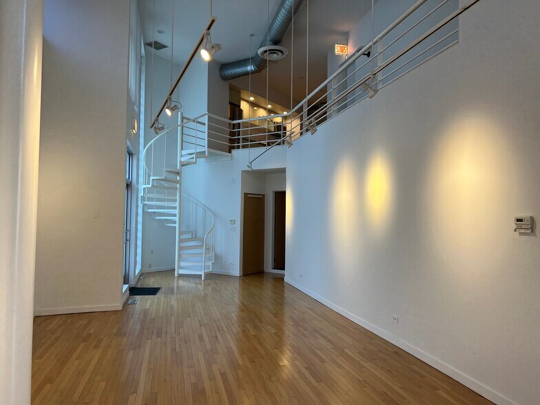 More Photos Of 740 N Ogden Ave, Chicago Office Residential For Lease
