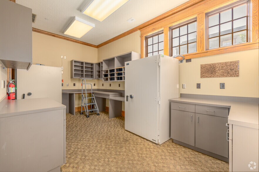 More Photos Of 1604 Margaret St, Jacksonville Bank For Lease