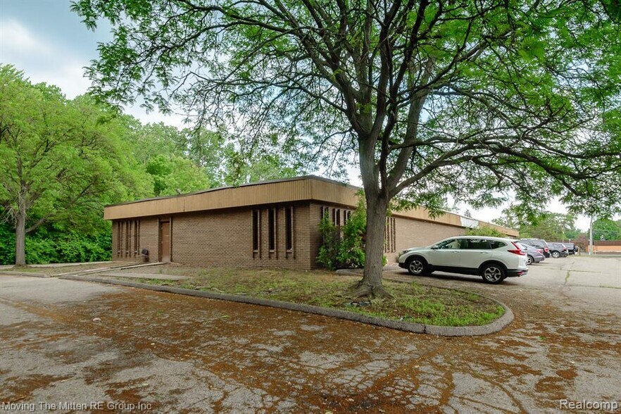 More Photos Of 10533-10535 Farmington Rd, Livonia Medical For Lease