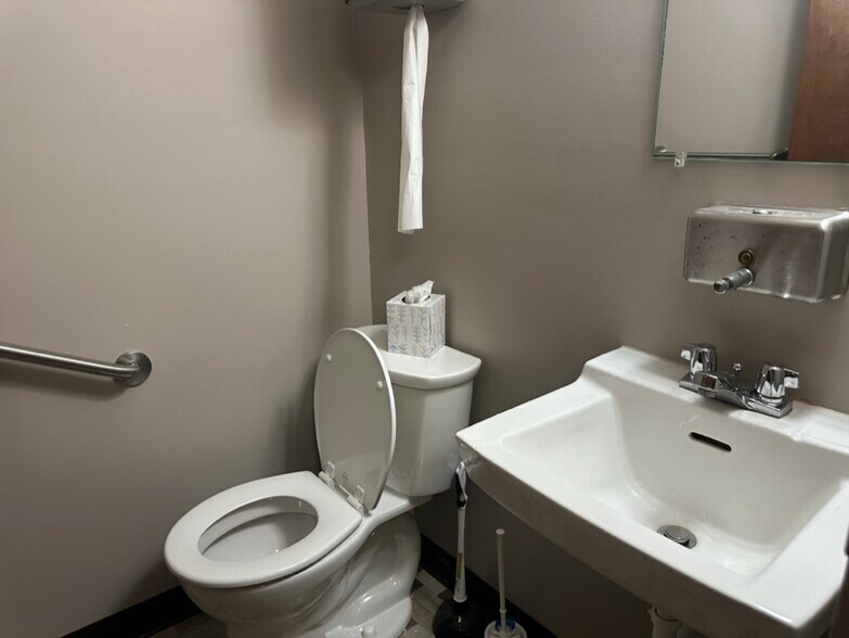 More Photos Of 2708 McGraw Dr, Bloomington Medical For Sale