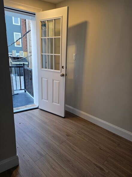 More Photos Of 3136 Summit Ave, Union City Storefront Retail Residential For Lease