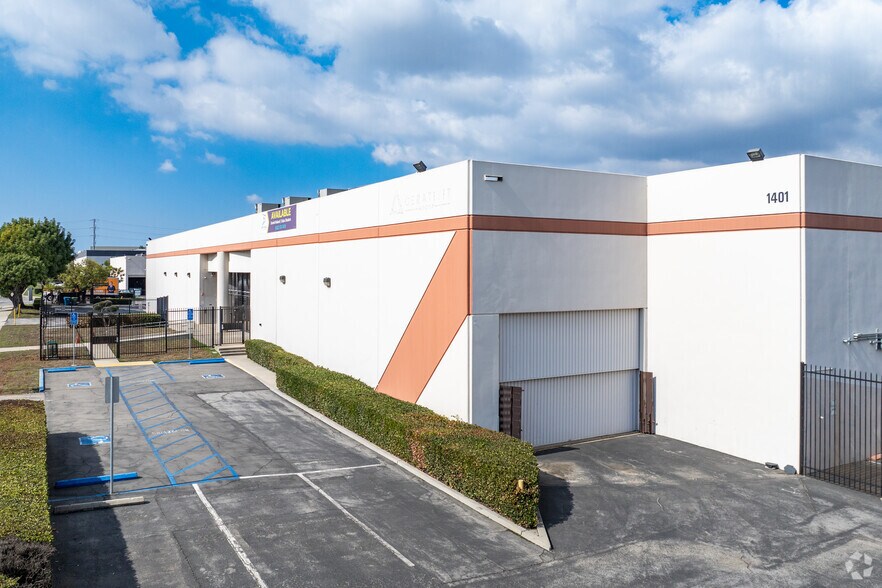 Primary Photo Of 1401 W Walnut St, Compton Warehouse For Lease