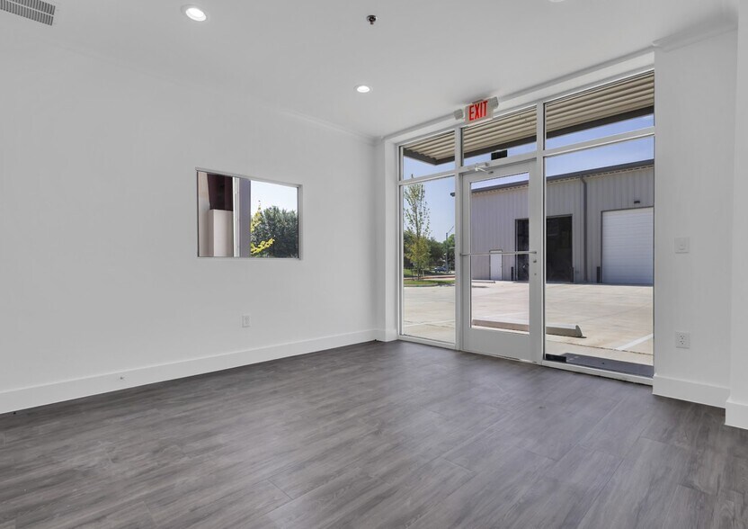 More Photos Of 312-332 Eldorado Pky, McKinney Industrial For Sale