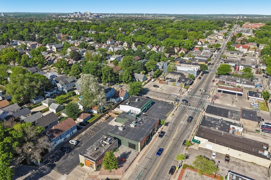More Photos Of 6715 W North Ave, Wauwatosa Storefront For Lease