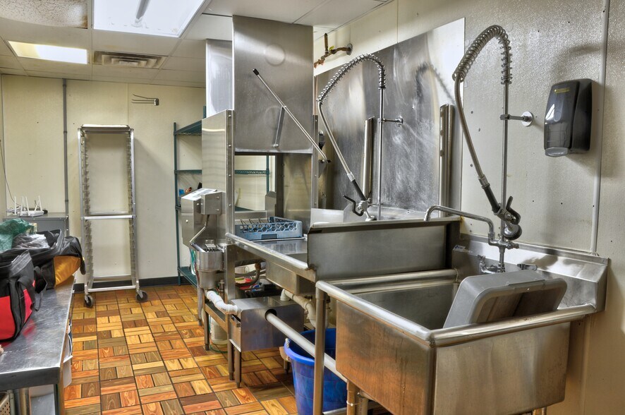 More Photos Of 1211 7th Ave, Two Harbors Fast Food For Sale