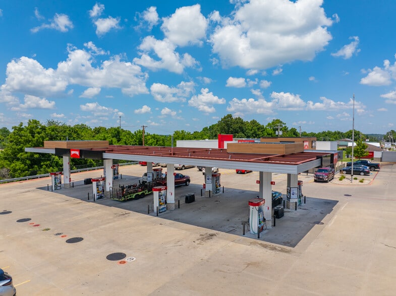 More Photos Of 305 W South St, Ozark Convenience Store For Sale