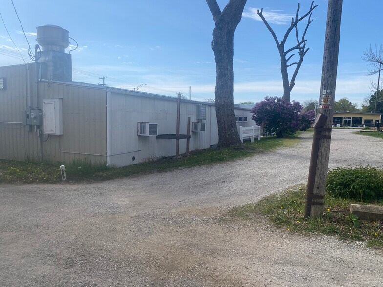 More Photos Of 100 Oregon St, Hiawatha Flex For Sale