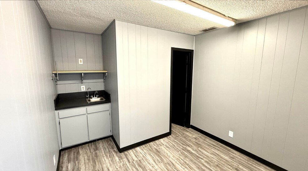 More Photos Of 1900 W 2nd St, Odessa Industrial For Lease