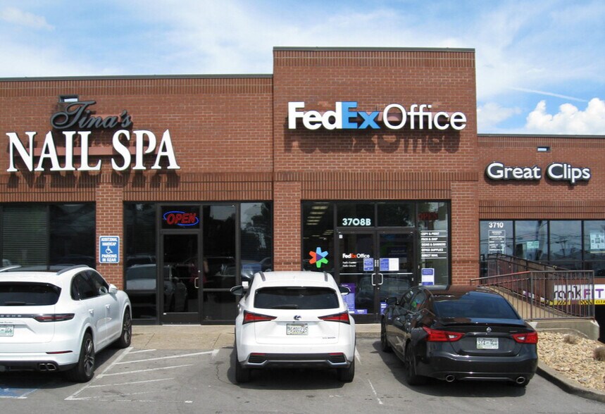 More Photos Of 3706 Hillsboro Rd, Nashville Freestanding For Lease