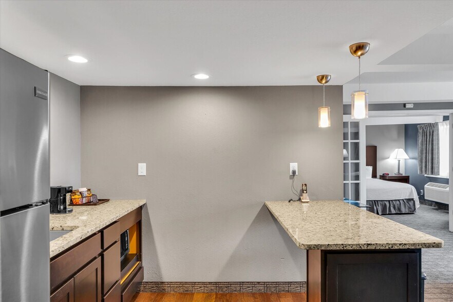 More Photos Of 1907 N Cunningham Ave, Urbana Hotel For Sale